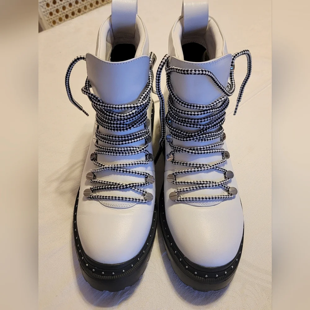 Blondo Chrissy white lace up Lug boots ankle Booties Doc Martin Style Sz 10M